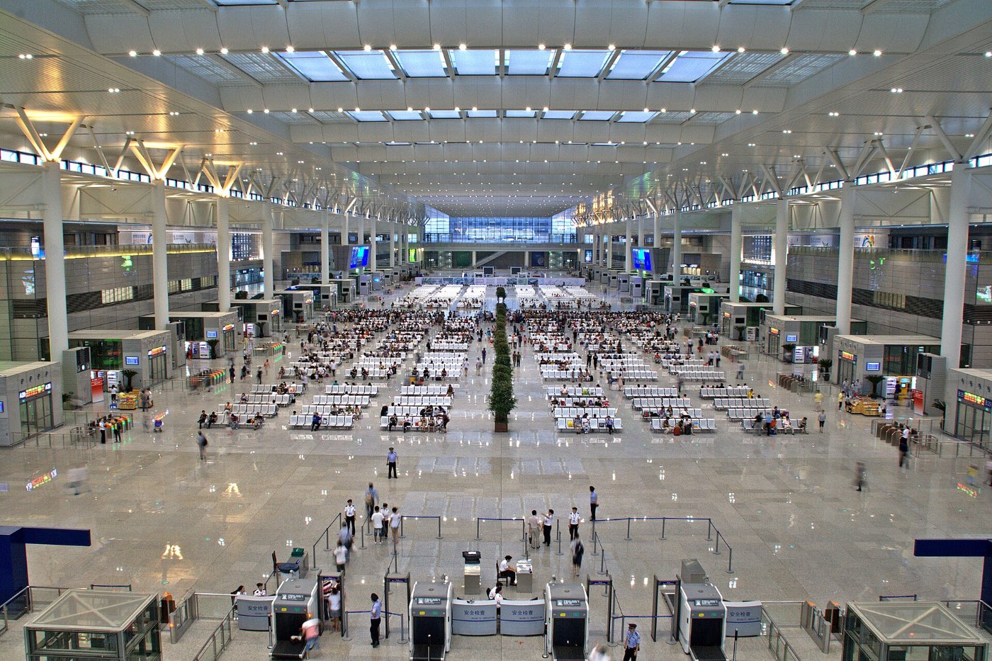 2010 07 22 Shanghai Hongqiao Railway Station waiting hall