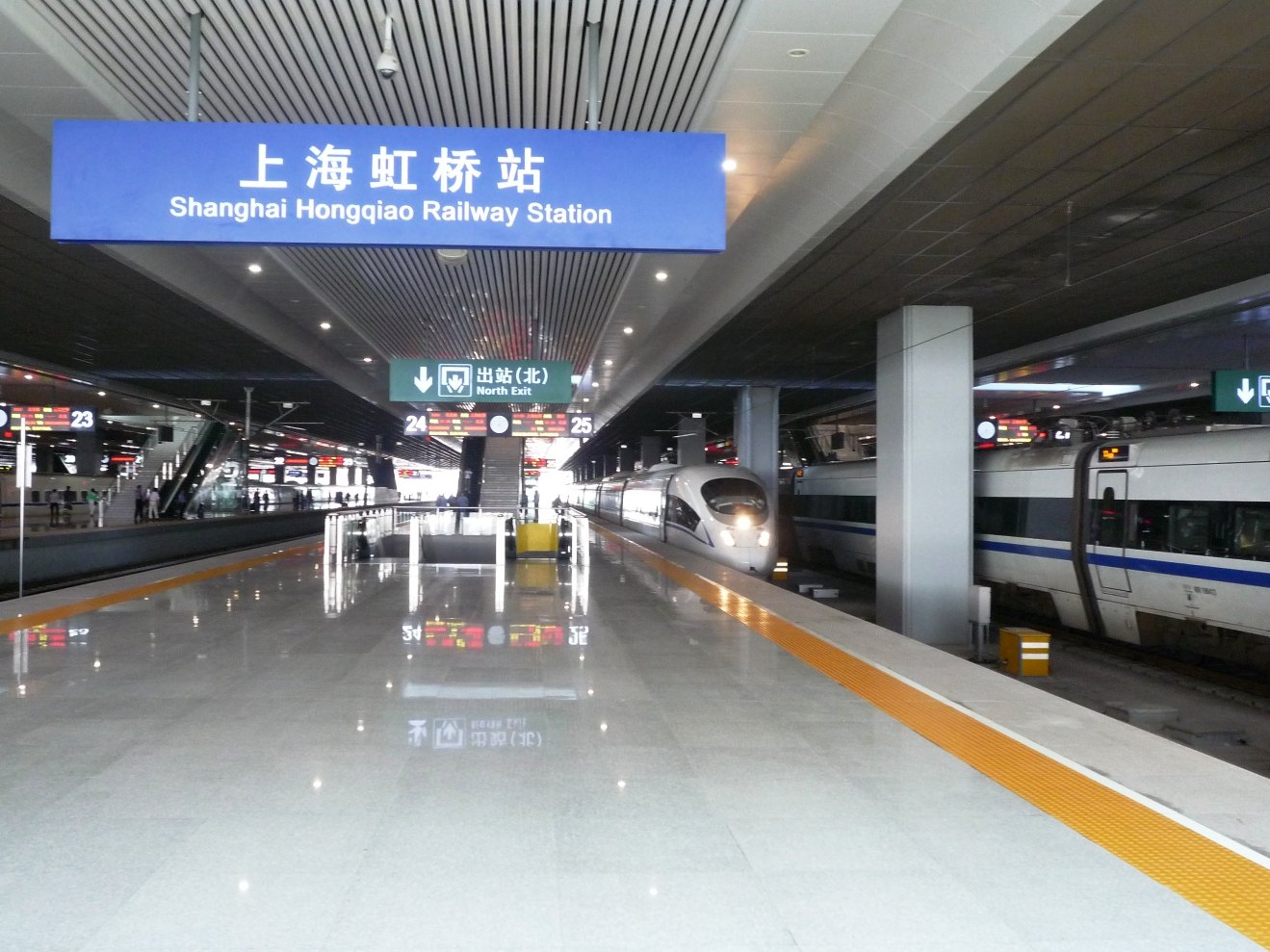 Shanghai Hongqiao Railway Station platform
