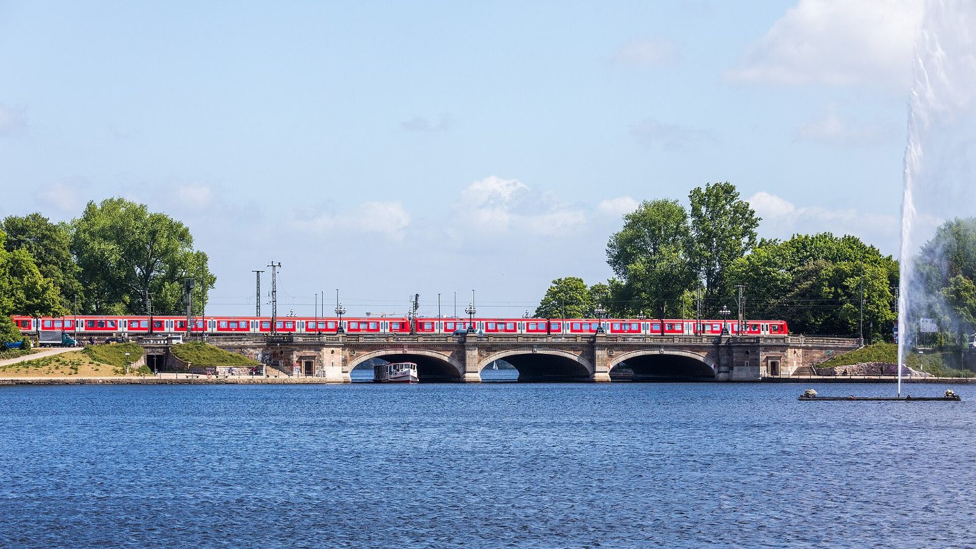 S Bahn auf der Lombardsbrücke, Hamburg 9090