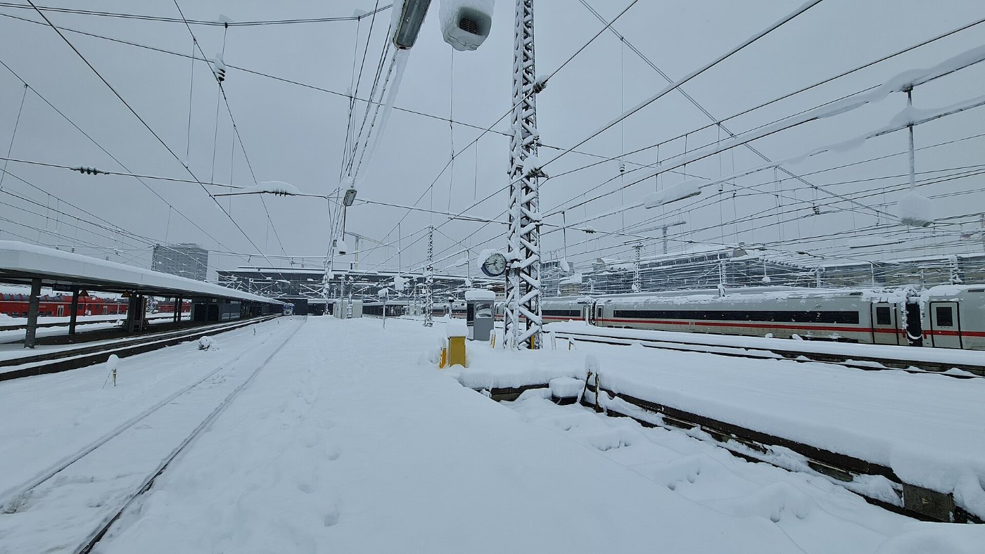 München Hbf Bahnsteig 19 im Schnee
