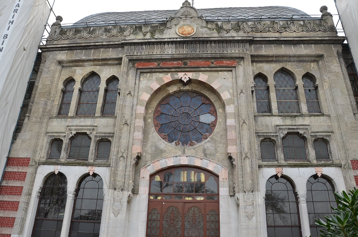 Impressive facade of Sirkeci train station ()