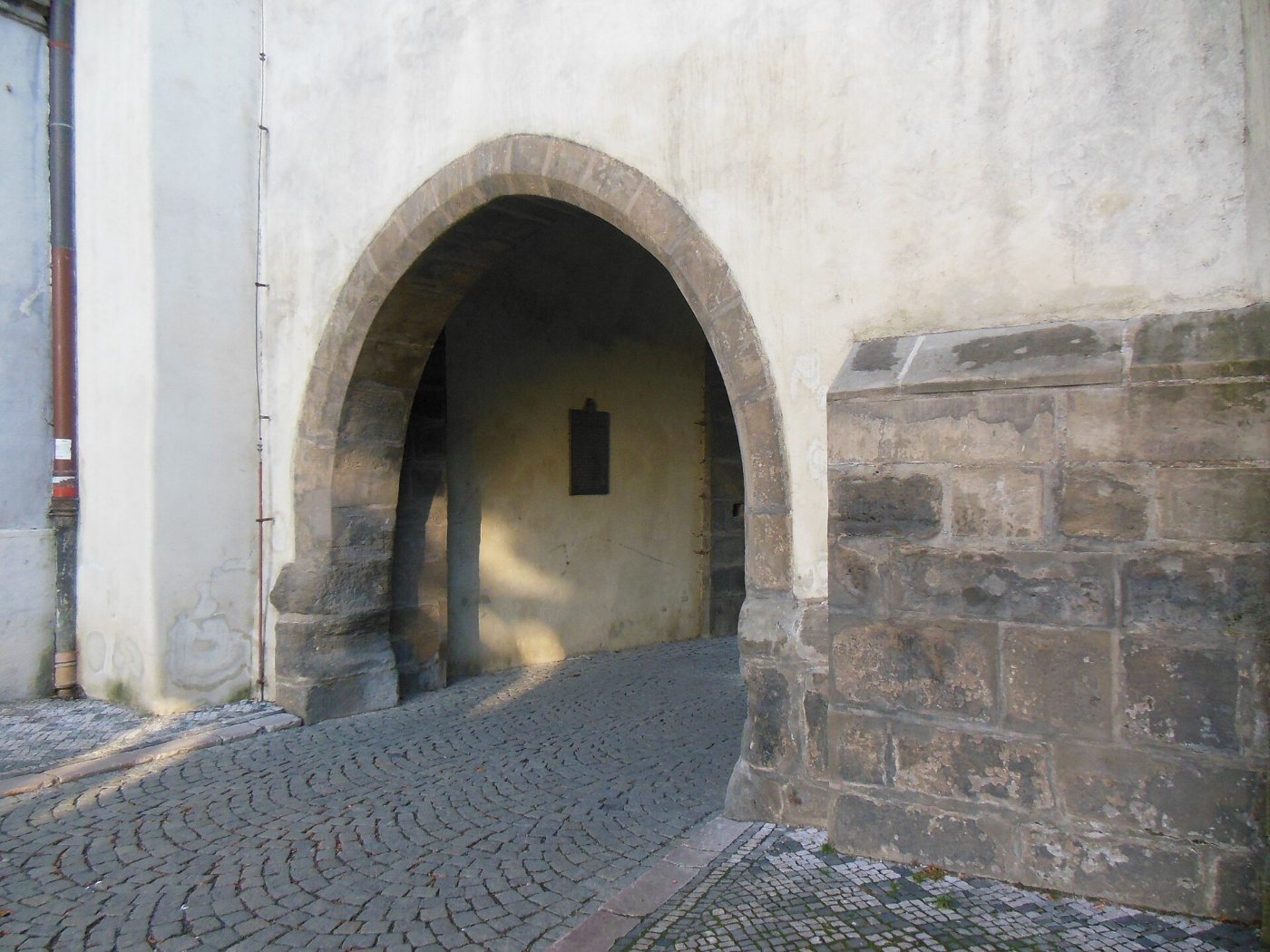 Slaný, Velvarská brána, průchod