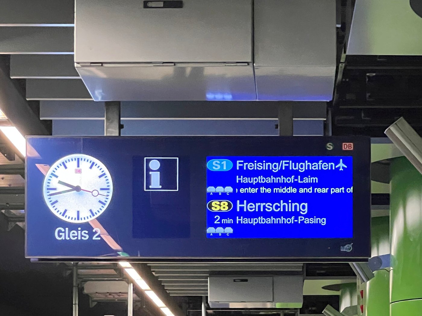 S Bahn Isartor Anzeigetafel Zug nach Freising