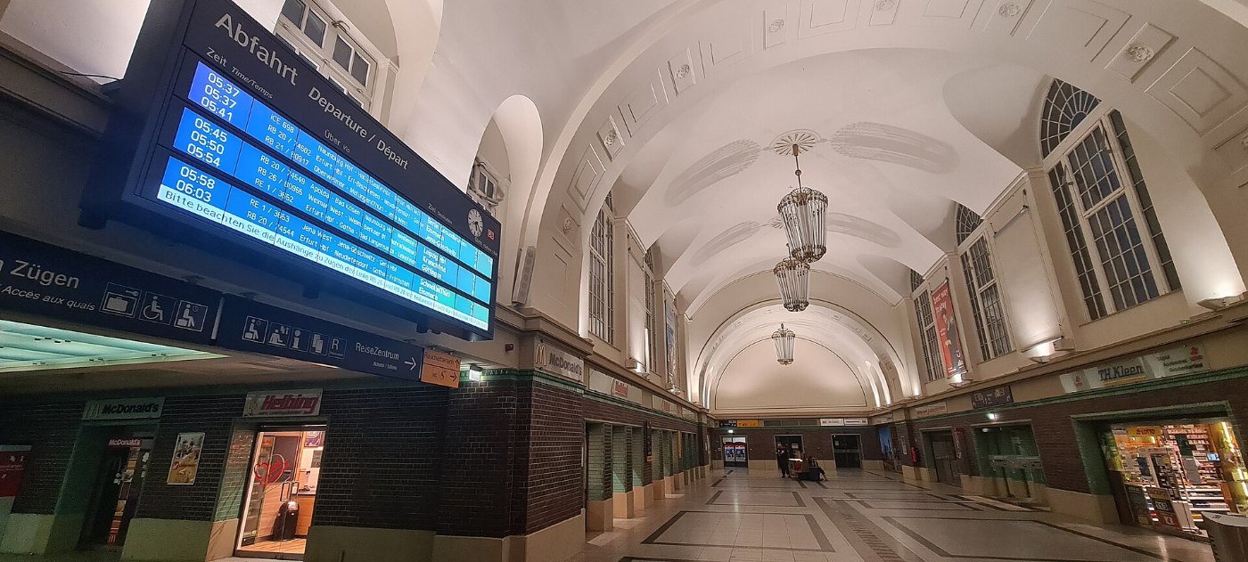 Bahnhof Weimar Eingangshalle Anzeigetafel