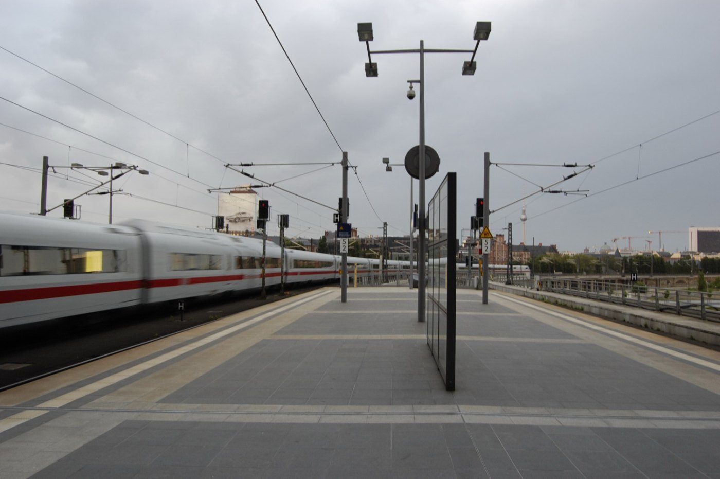 Ein klimatisierter Zug am Bahnsteig