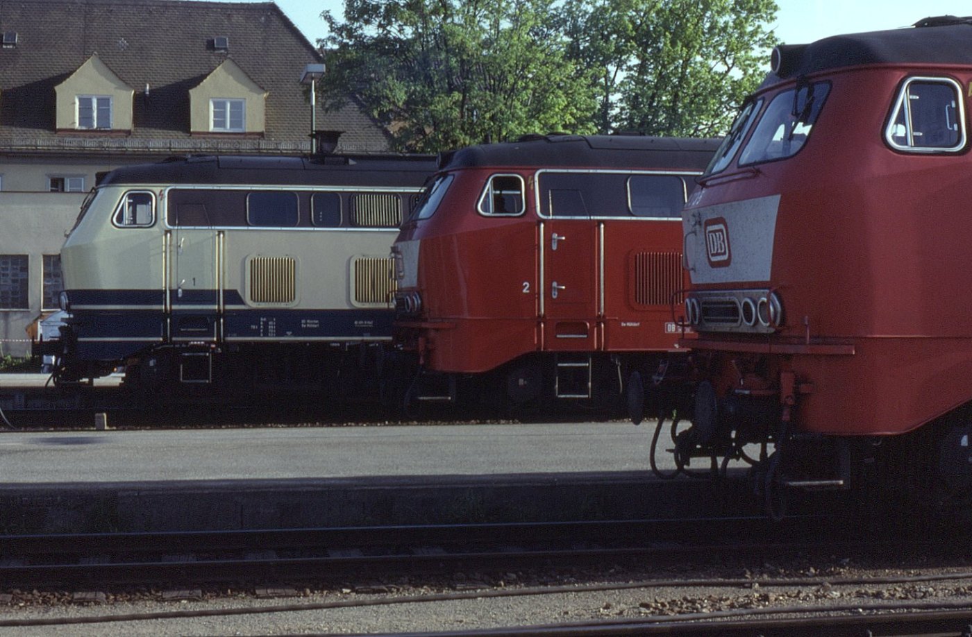 Class 218s, 18.05.92 in Mühldorf (Oberbayern) ()