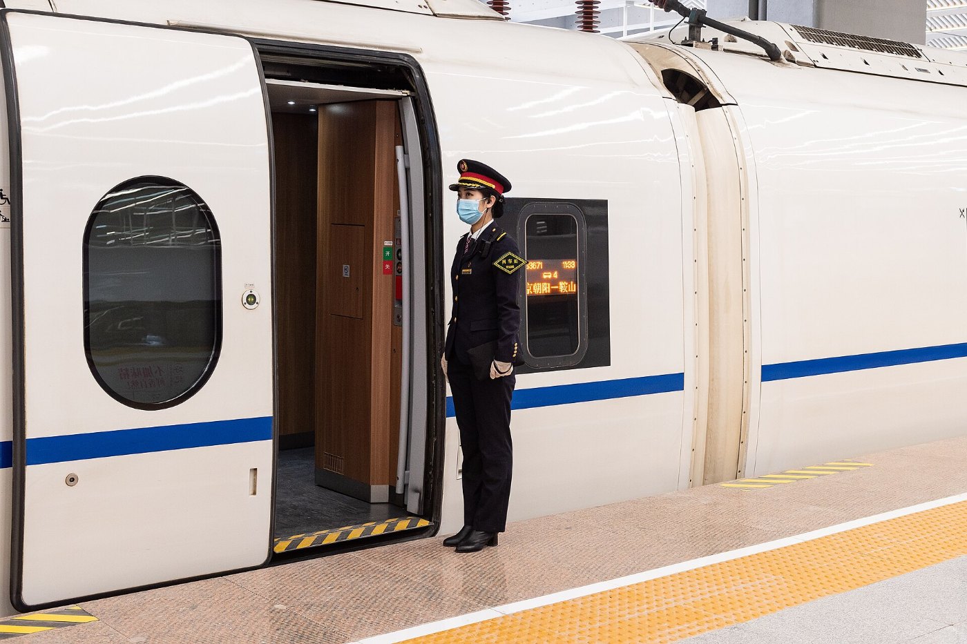 Chief conductor of G3671 at Beijing Chaoyang Railway Station ()