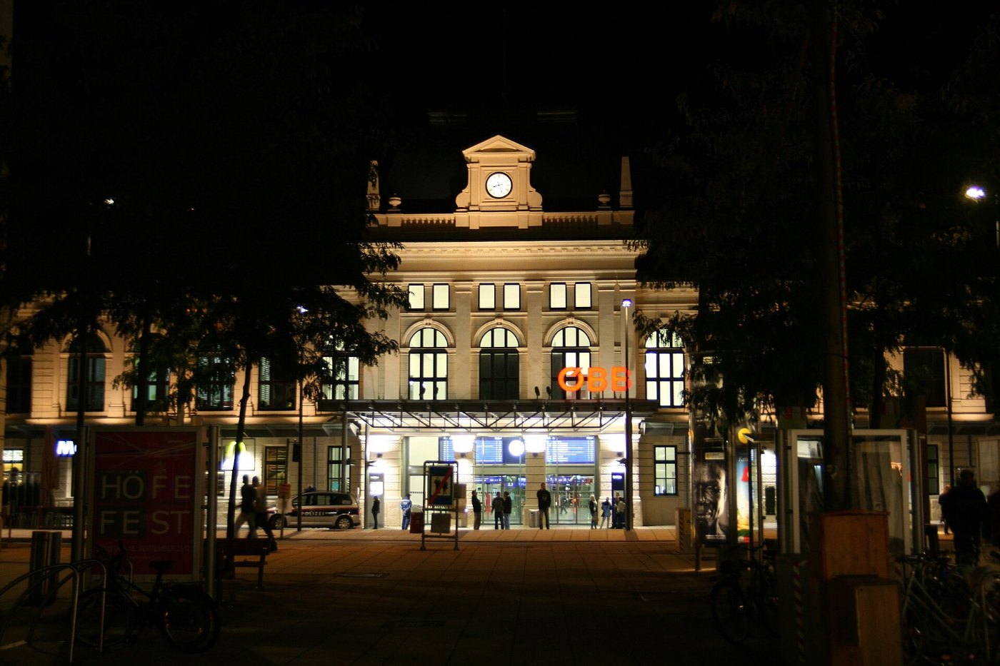 St Pölten Hauptbahnhof nachts 2012 a