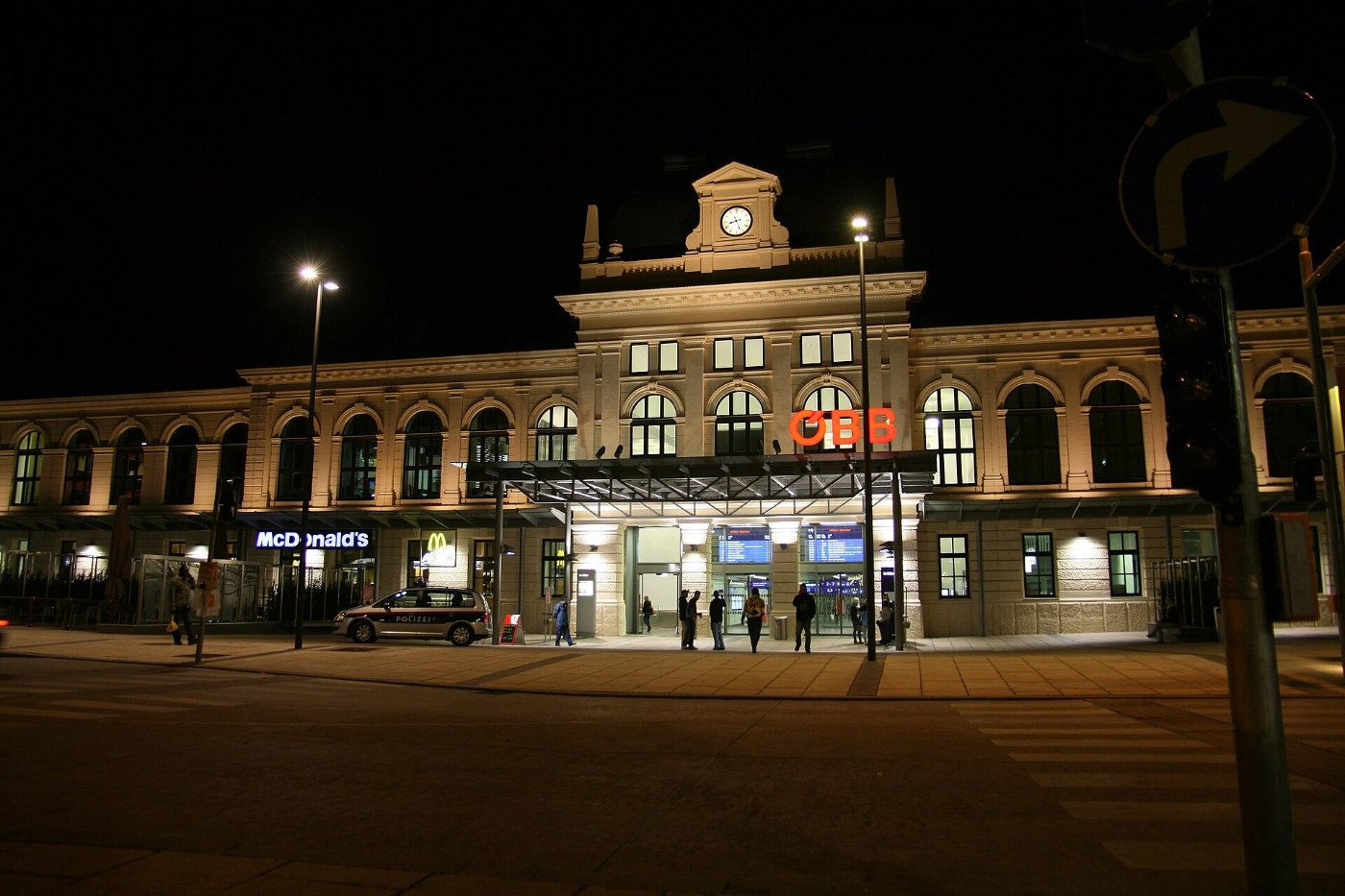 St Pölten Hauptbahnhof nachts 2012 b