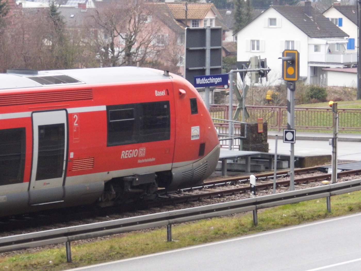 Regionalbahn am neu eingerichteten Haltepunkt 