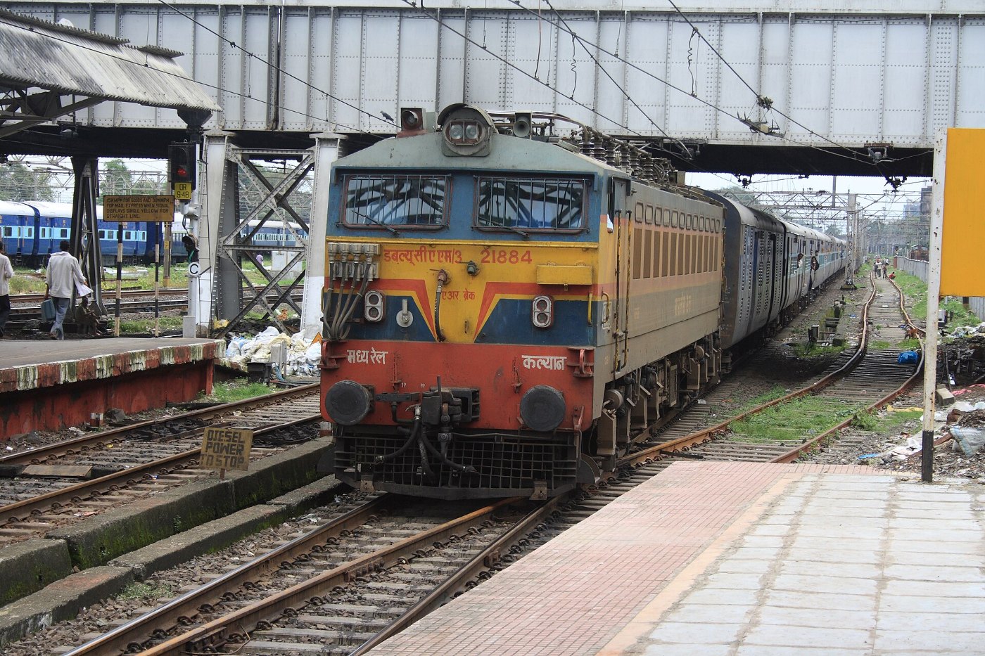 A WCAM 3 hauls an express Train at Dadar