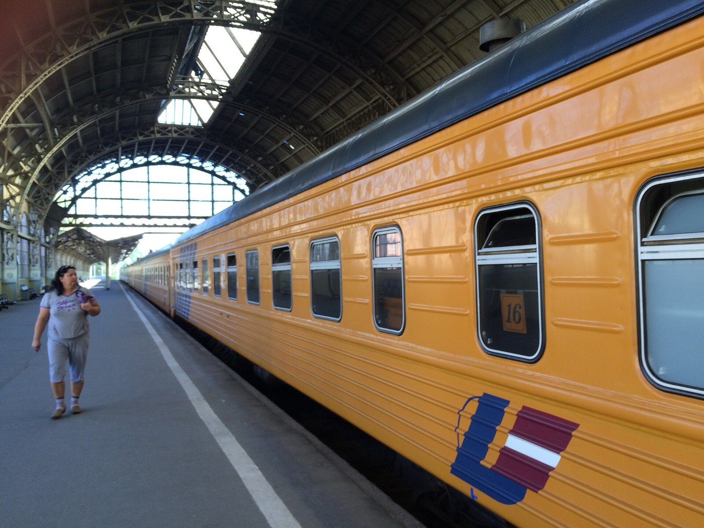 Fernzug im Witebsker Bahnhof