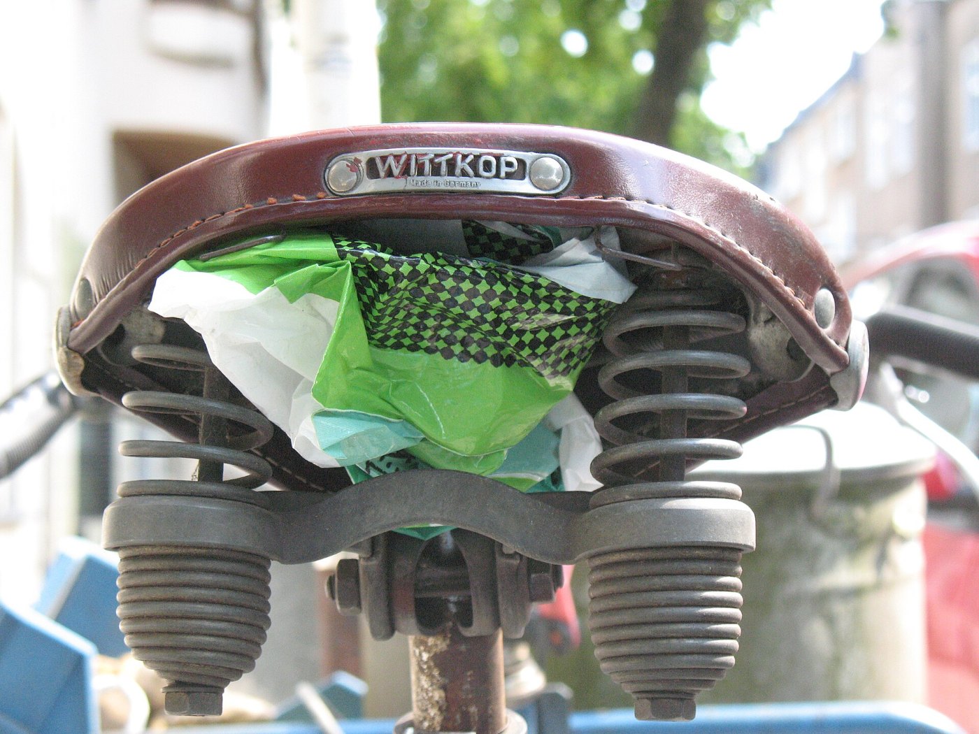 Ein Fahrrad steht im Fahrradabteil eines Zuges