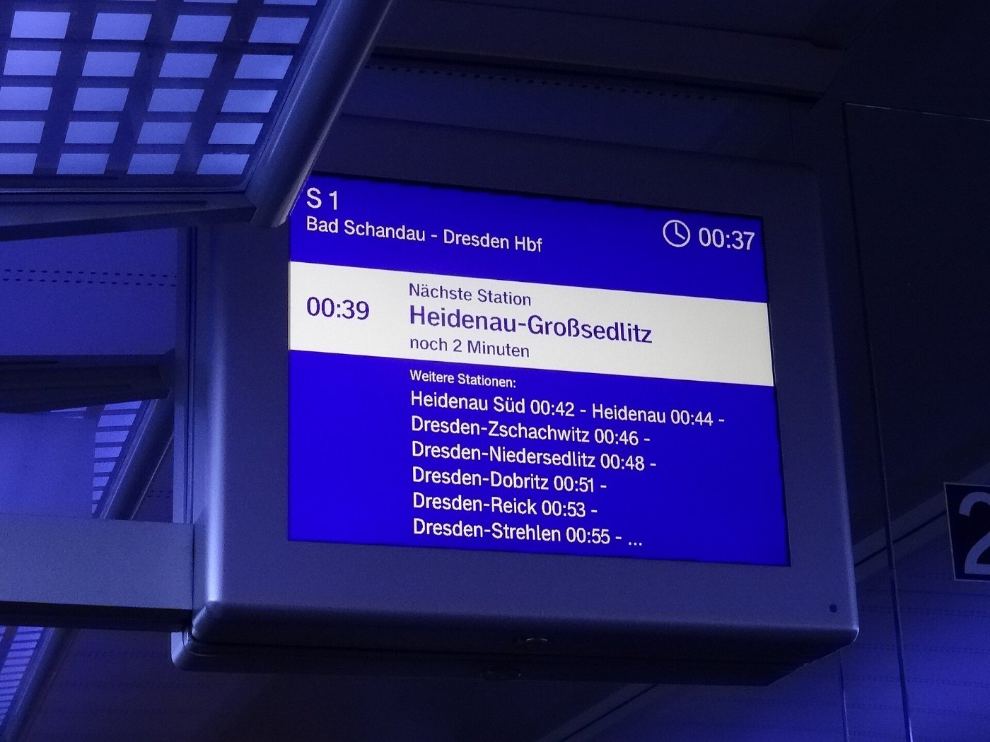 Fahrräder am Bahnsteig vor einem Zug