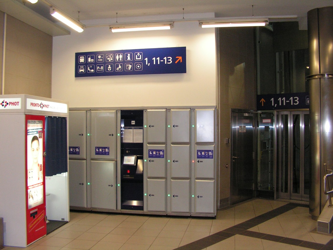 Gepäckschließfächer in einer Bahnhofshalle