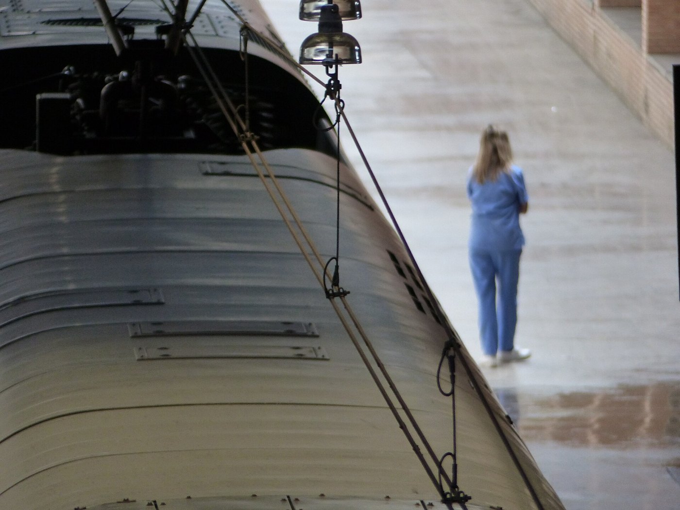 Una mujer, Estación de Santa Justa, Sevilla, España, 2015