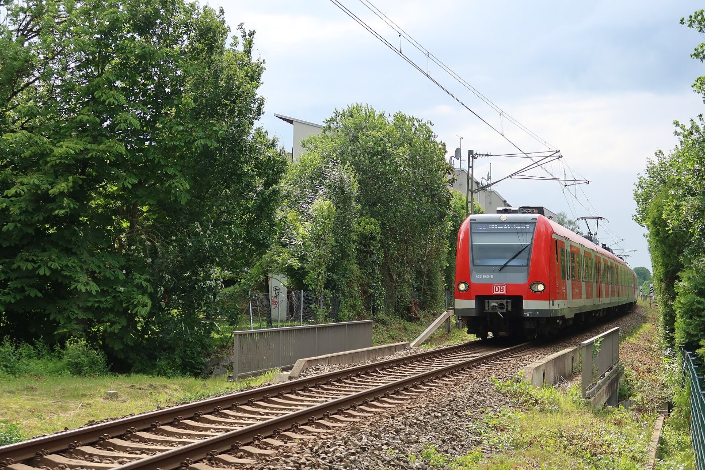 S Bahn S7 von der Kreuzung mit der Unterbiberger Straße München aus Bild