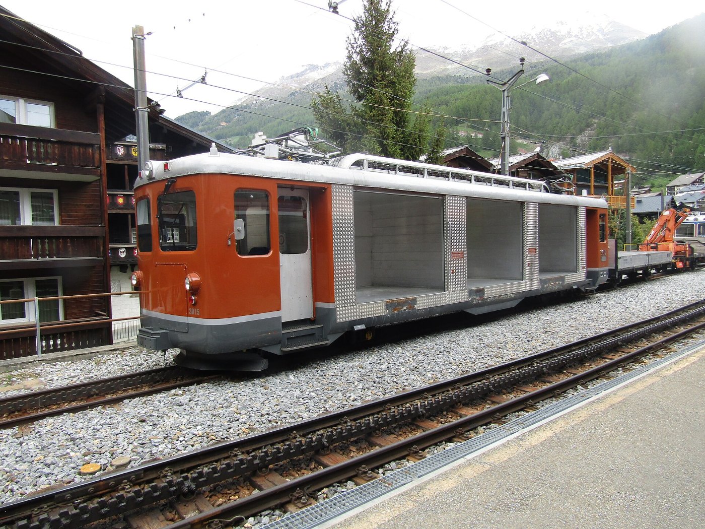 Gepäck Zug 3015 der Matthorn Gotthard Bahn