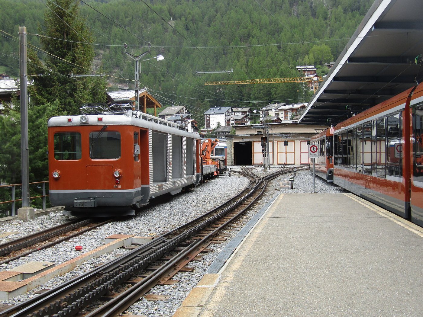 Lokschuppen und Gepäck Zug 3015 der Matthorn Gotthard Bahn