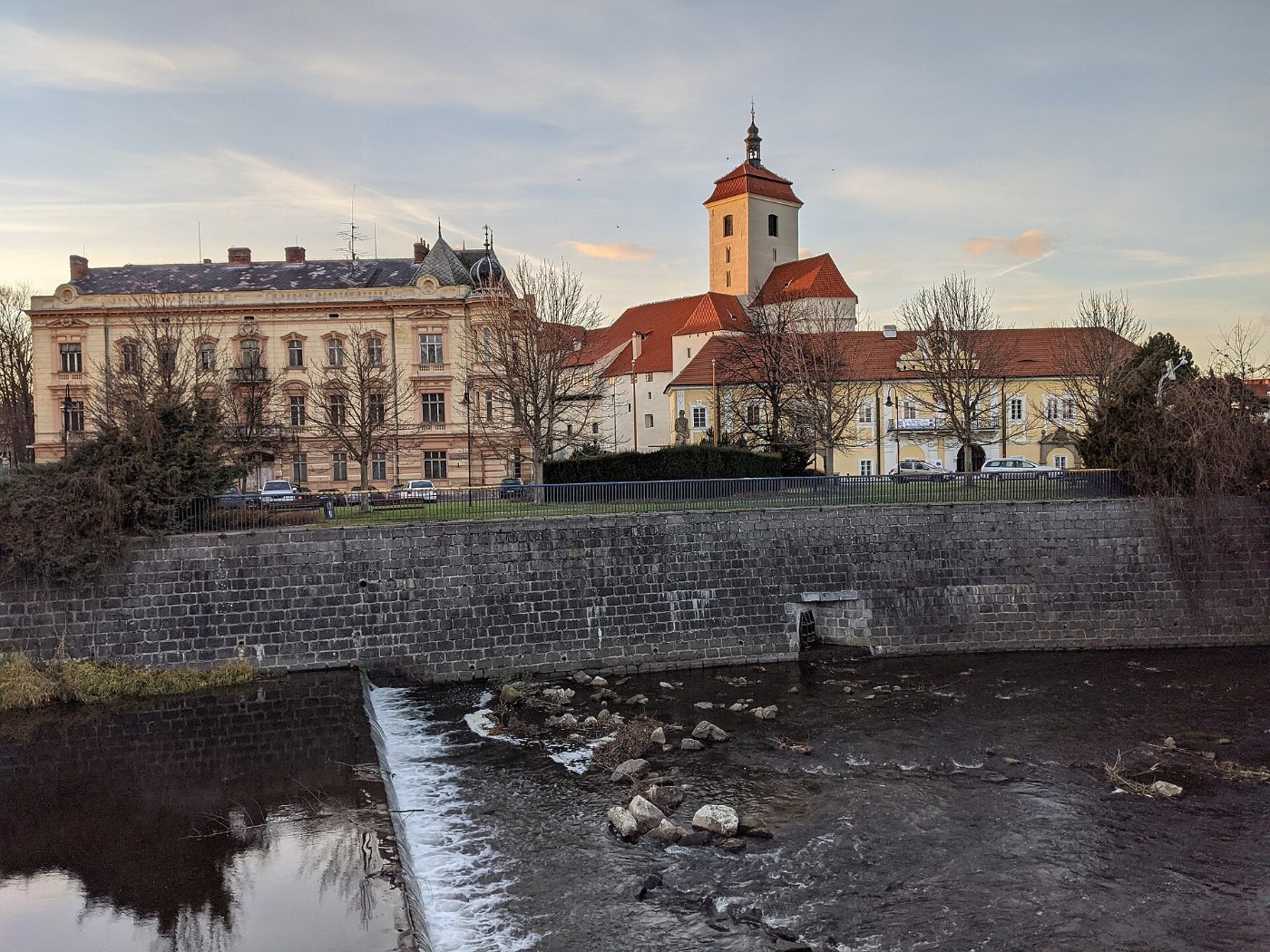 Nové Strakonice pohled přes Volyňku k areálu hradu