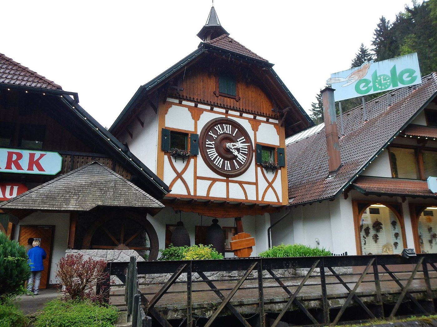 Eine riesige Kuckucksuhr in Schonach bei Triberg, ein Wahrzeichen des Schwarzwalds