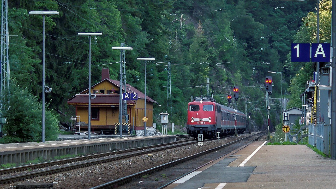 Ein Zug im Bahnhof Triberg an der Schwarzwaldbahn