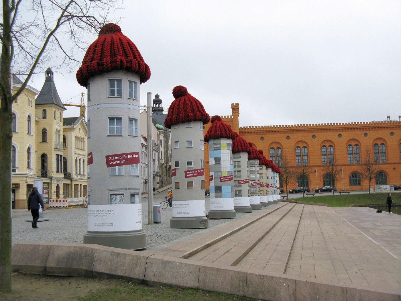 Schwerin Pfaffenteich Litfasssaeulen Muetze 2009 03 15 006