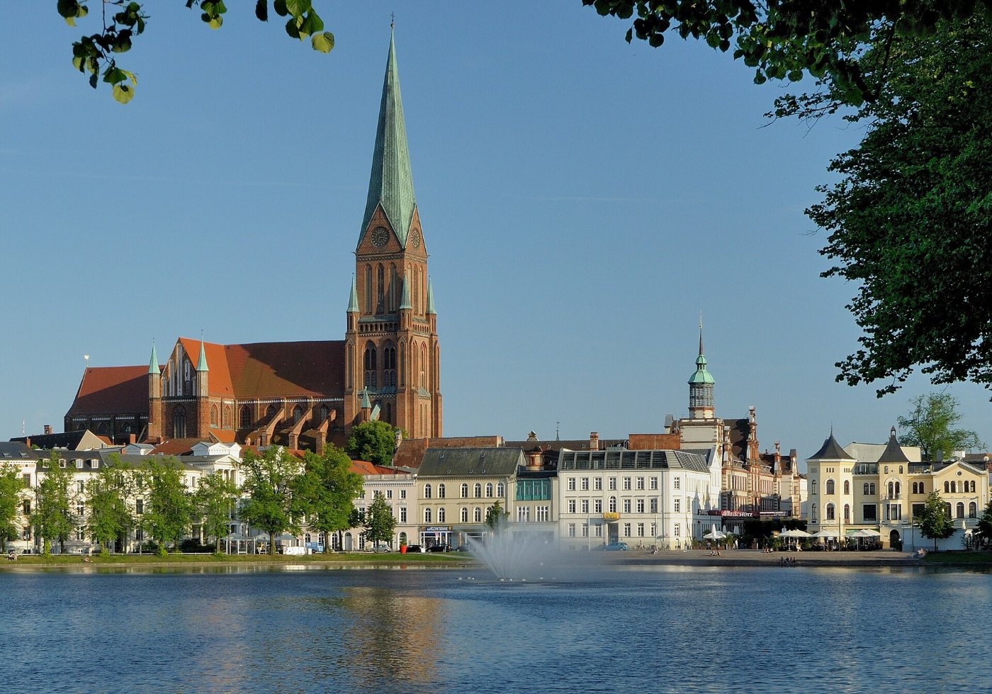 Der Schweriner Dom St. Marien und St. Johannis. Sommer