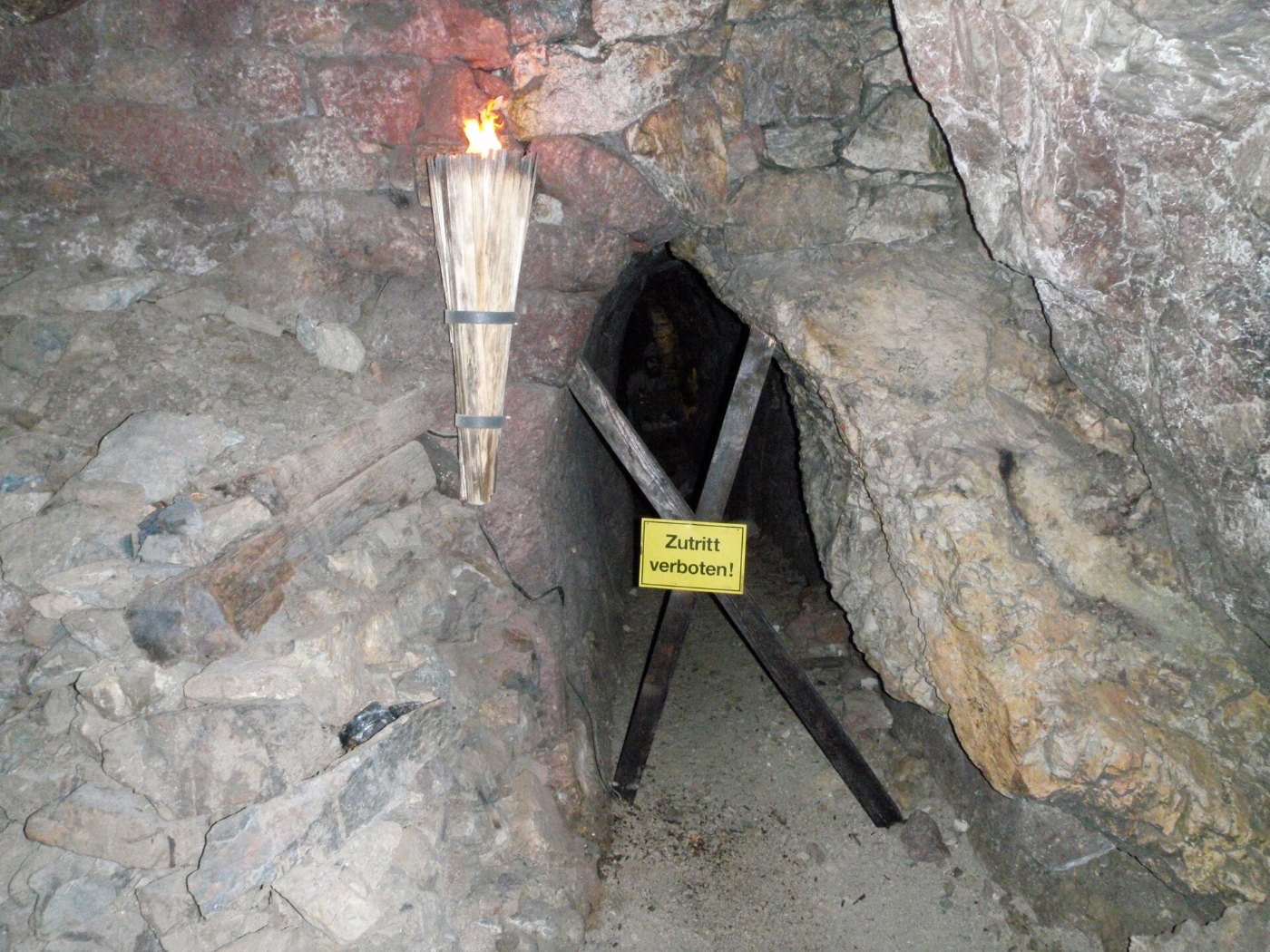 Gesperrter Tunnel im Silberbergwerk Schwaz