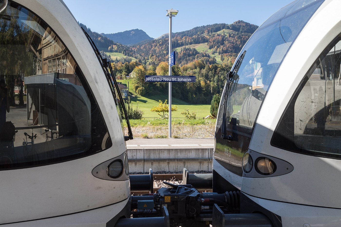 Gekuppelte Stadler GTW im Bahnhof Nesslau Neu St. Johann