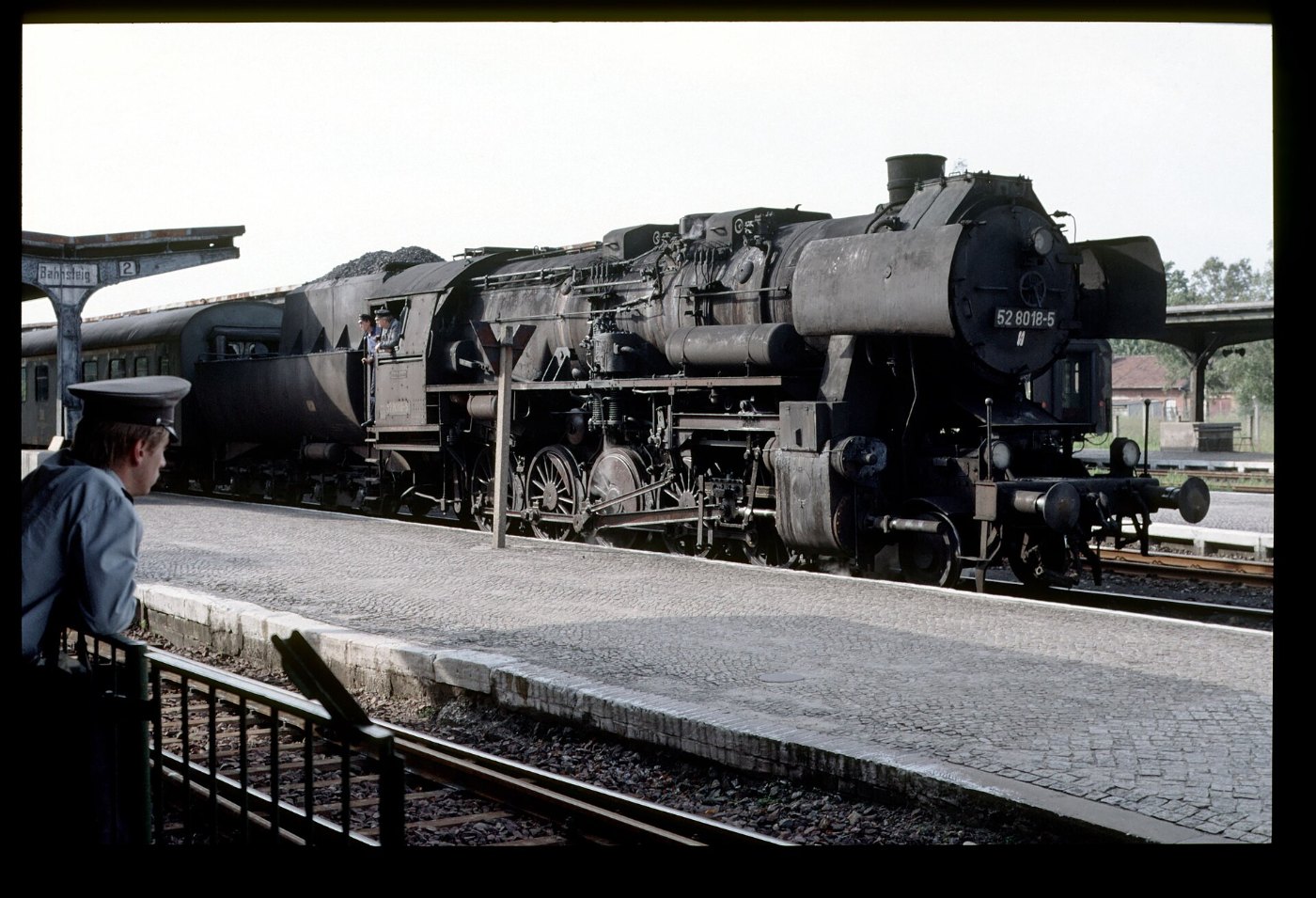DR 52 8018 im Bahnhof Salzwedel. Deutsche Reichsbahn (DDR). ()