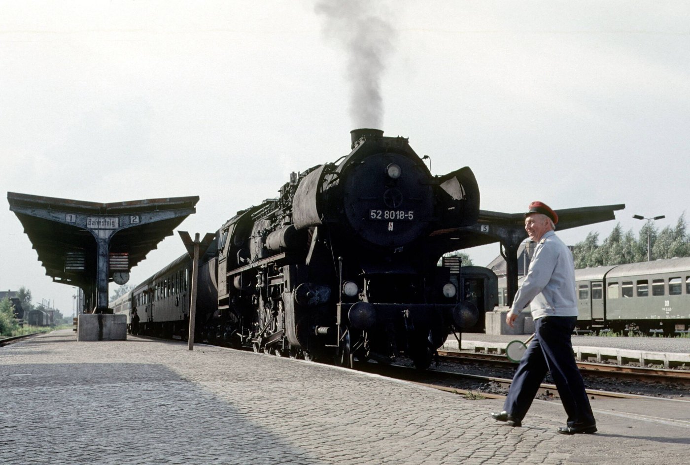 13. 1985 08. 52 8018 im Bahnhof Salzwedel. Deutsche Reichsbahn (DDR). ()
