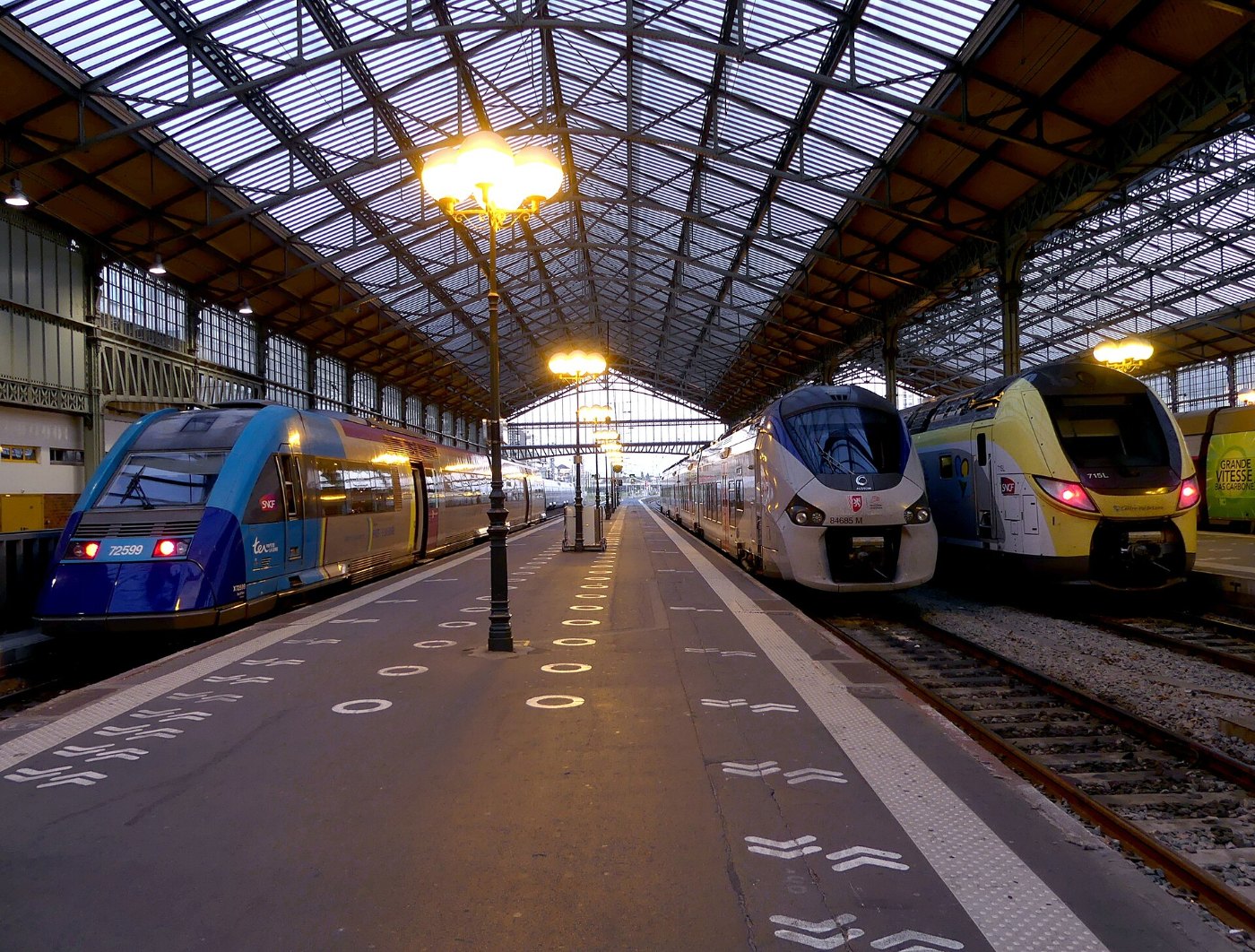 Rames TER en gare de Tours en soirée (juin 2023)