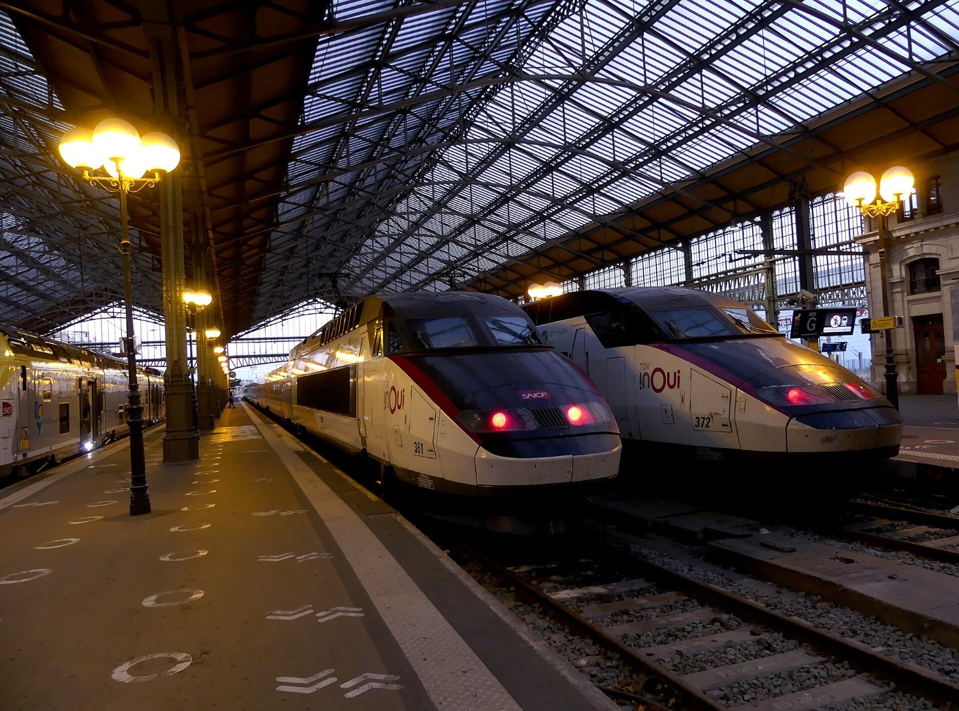 Rames TGV Atlantique en gare de Tours en soirée (juin 2023)