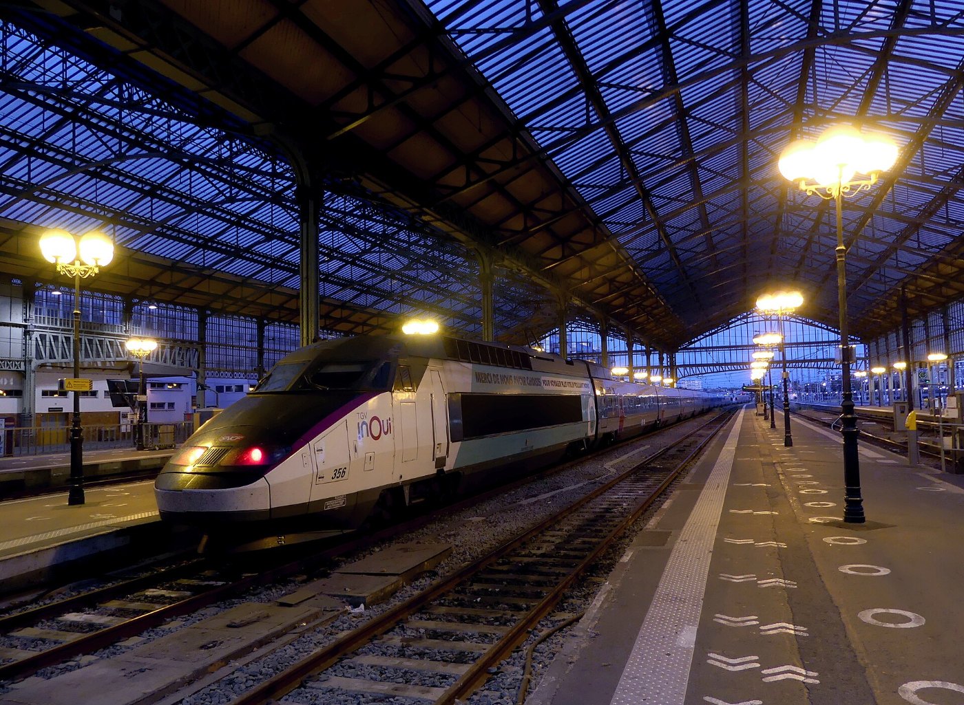 TGV Atlantique Carmillon en gare de Tours en soirée (juin 2023)