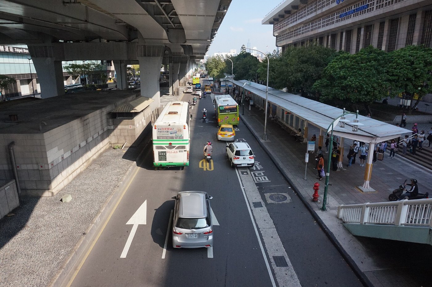 Buses and Taipei Main Station (Zhengzhou Road) bus shelter a