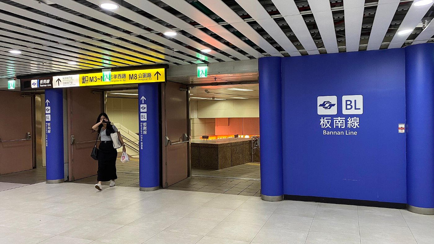 Connecting passage gate to MRT Bannan Line area on B1, Taipei Main Stati