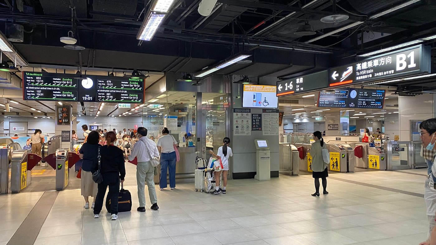 THSR entrance ticket gate (West) on B1, Taipei Main Station