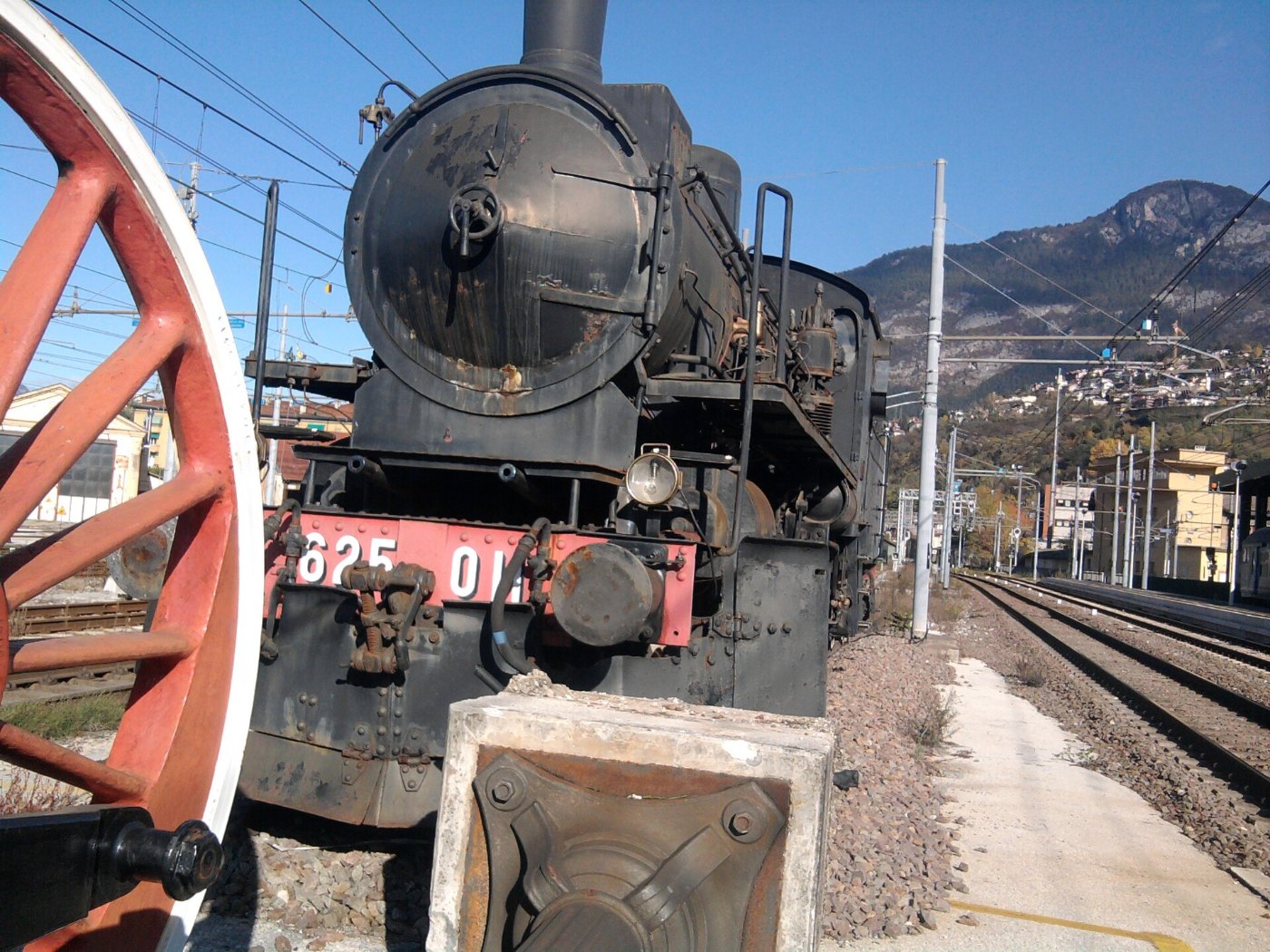 FS 625.011 tra il 2 e 3 binario della stazione di Trento (particolare)
