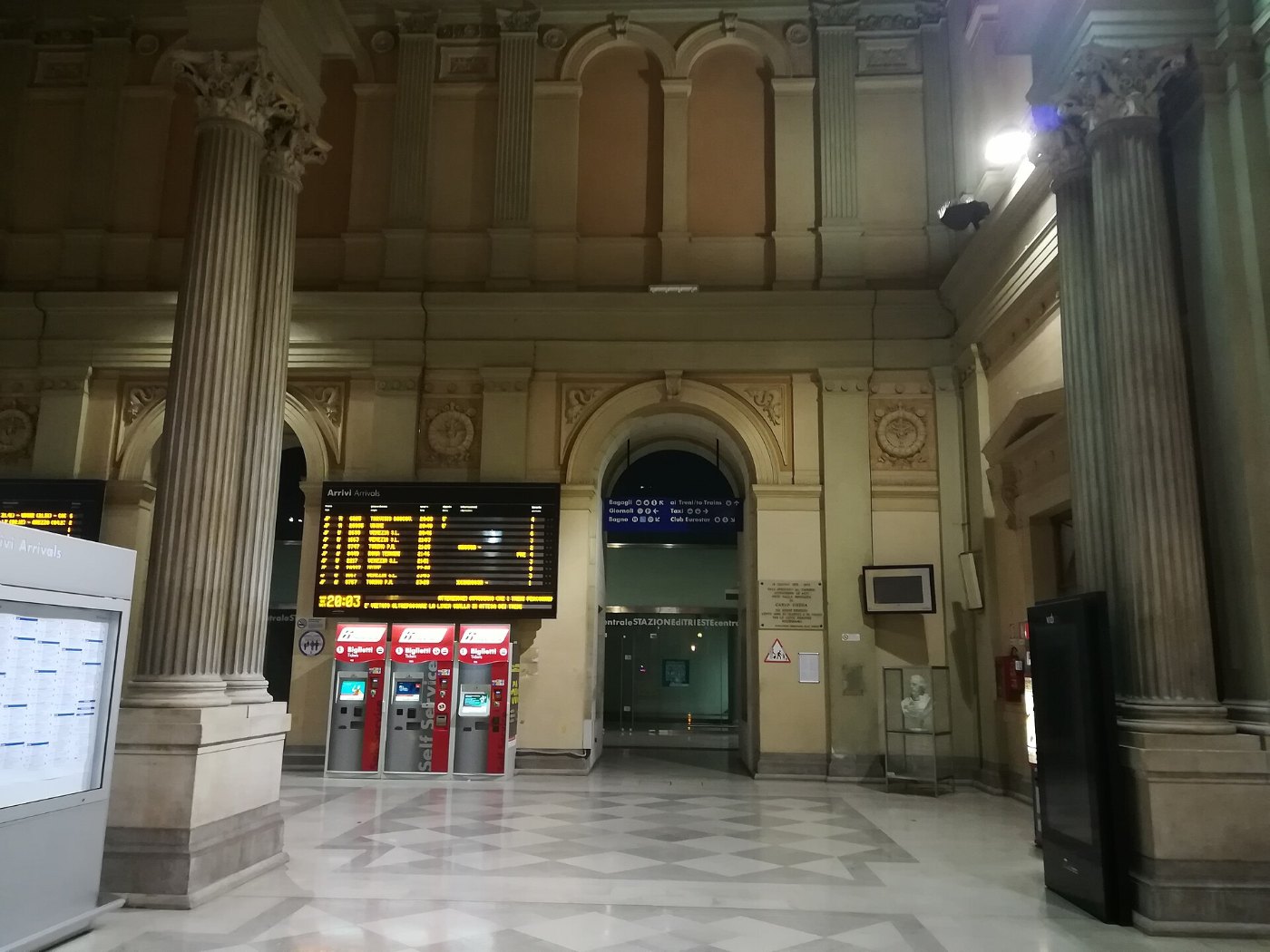 Interno della Stazione Centrale di Trieste 02