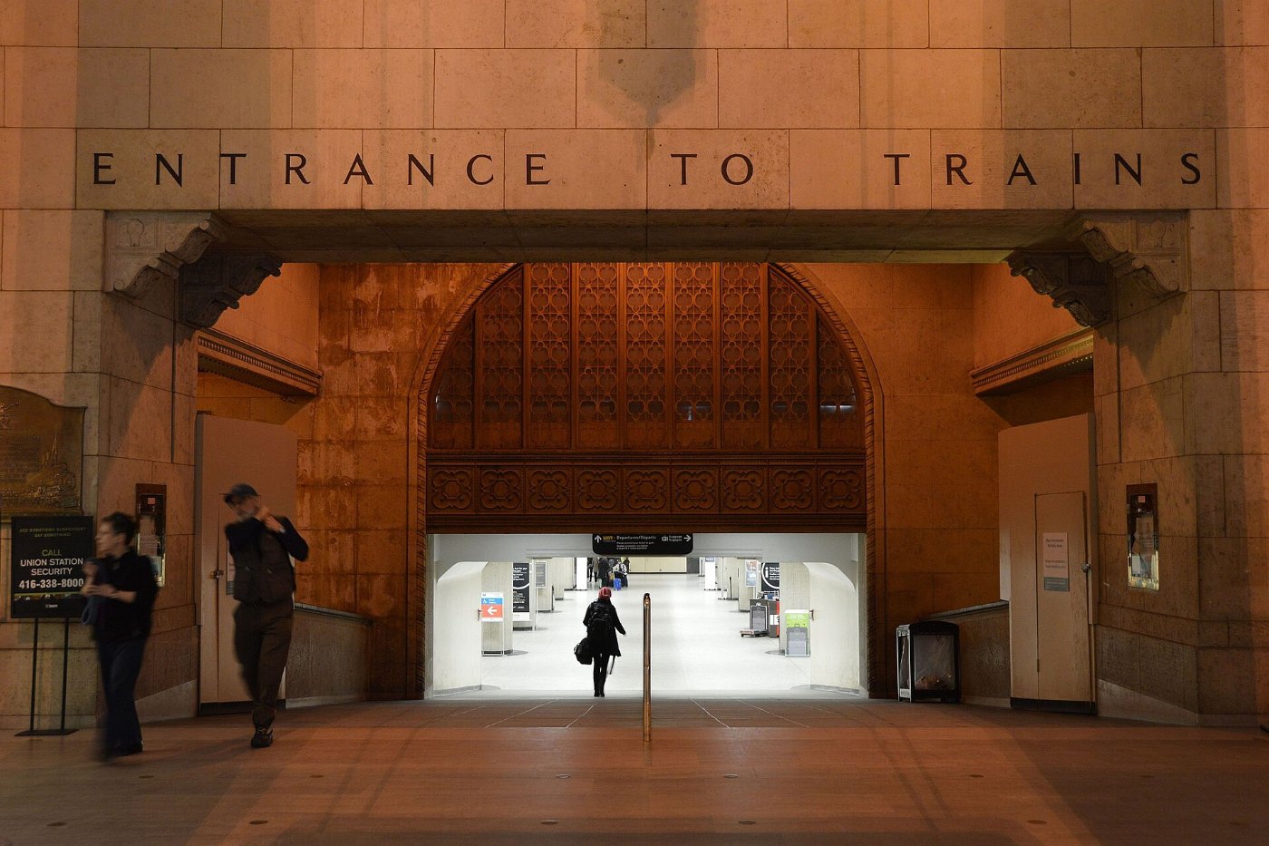 Toronto Union Station to trains
