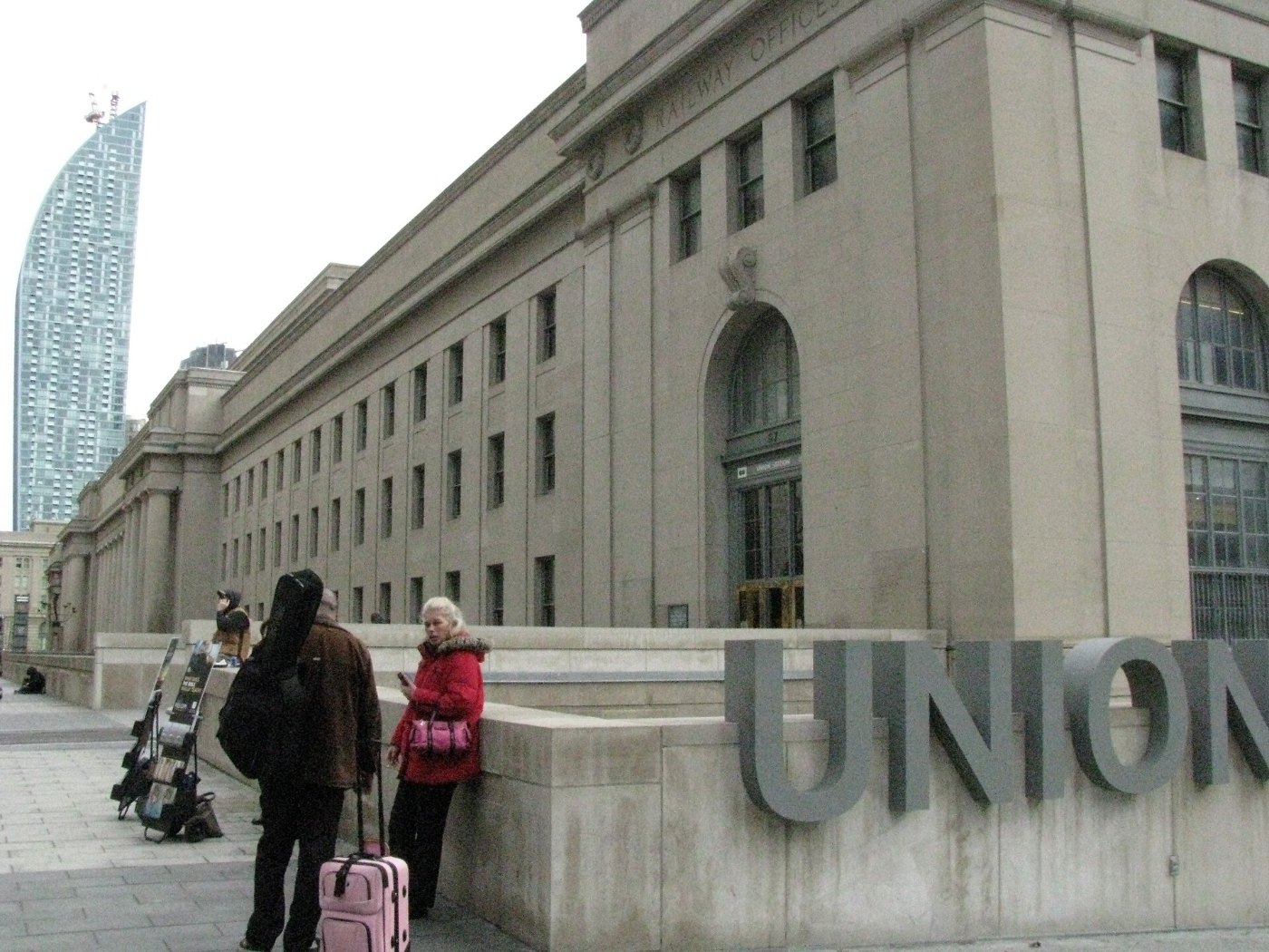 Two passengers outside Toronto Union station ()