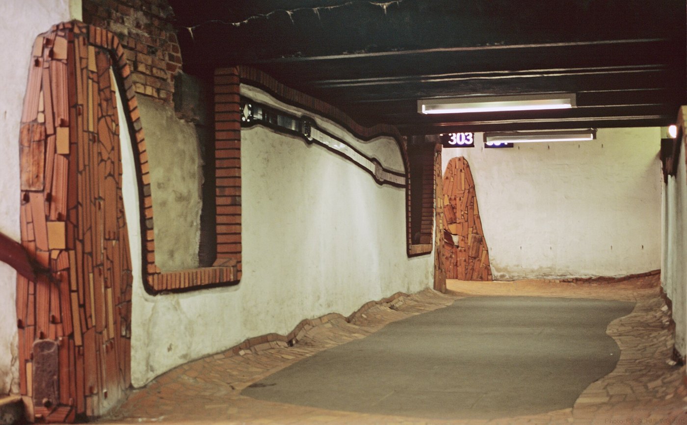 Die farbenfrohe Unterführung im Hundertwasser-Bahnhof Uelzen