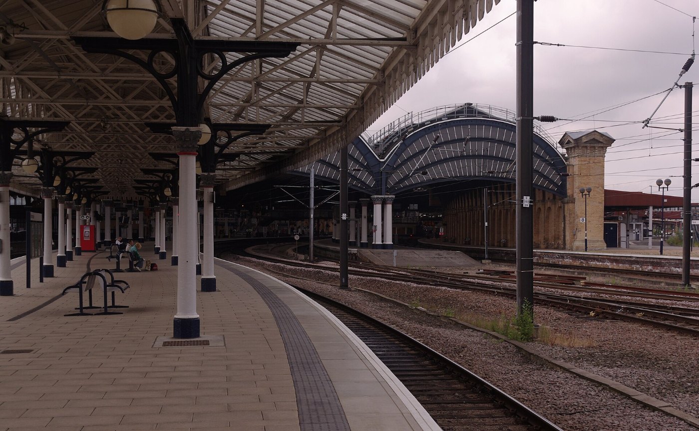 York railway station, Blick in die gebogene Bahnhofshalle