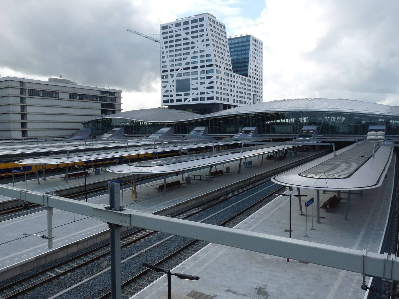 Utrecht Centraal station vanaf voetgangersbrug 2017 1