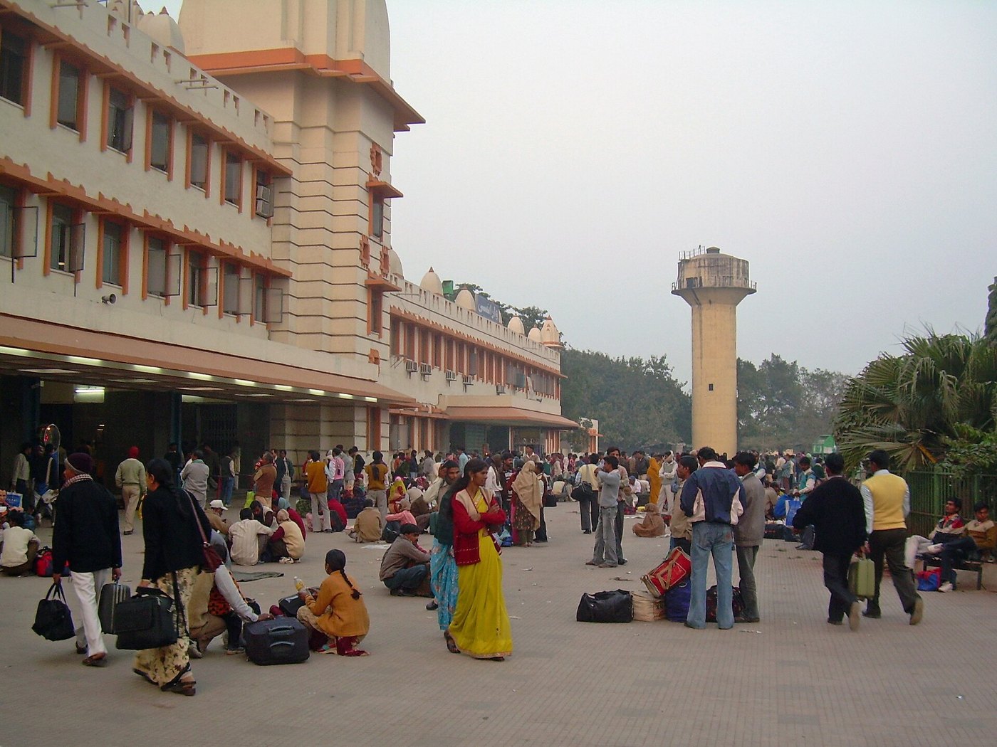 India Varanasi 039 coming and going and waiting at the train station ()