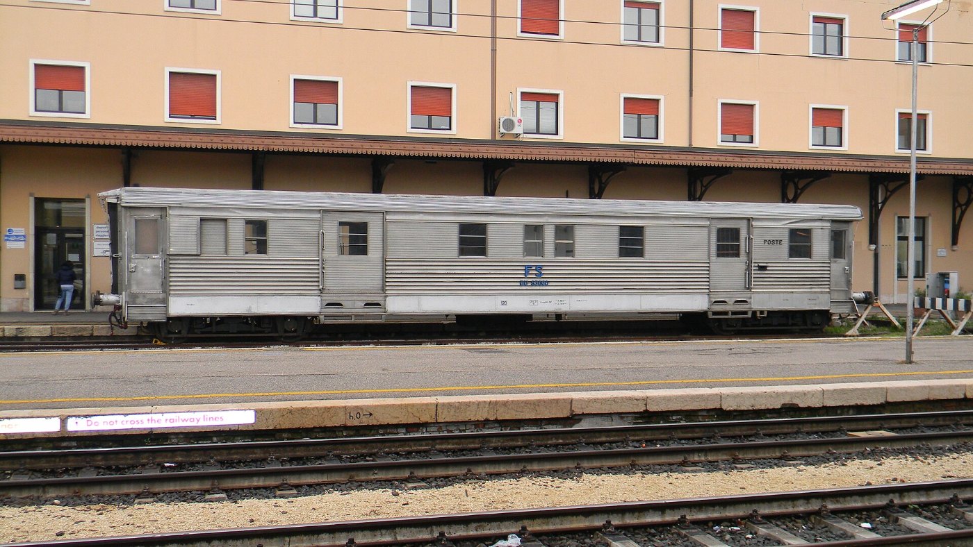 Carro postale FS DU 93000 (Verona Porta Nuova 2014)