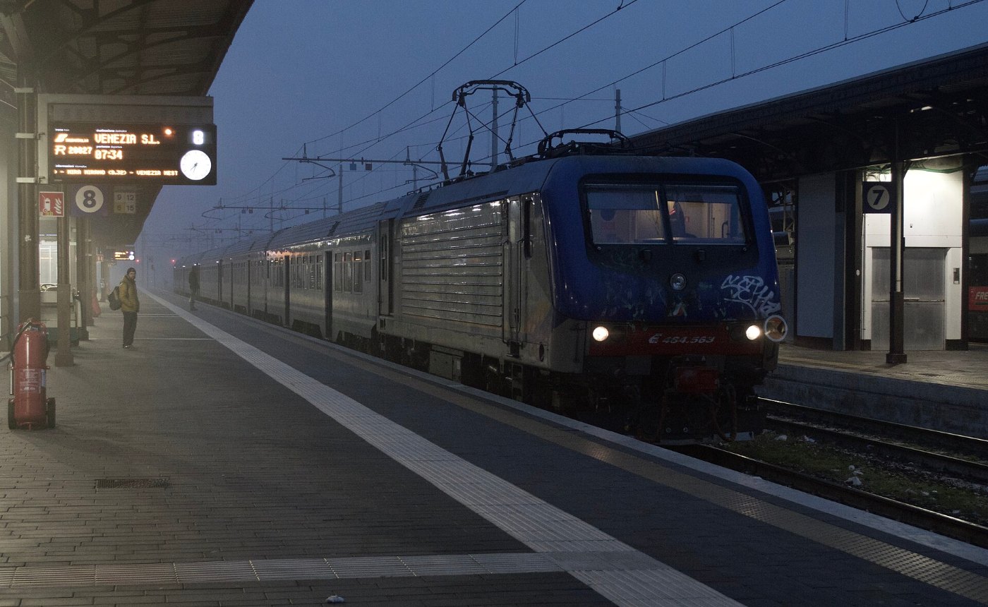 03.02.20 Verona Porta Nuova E464.563 ()