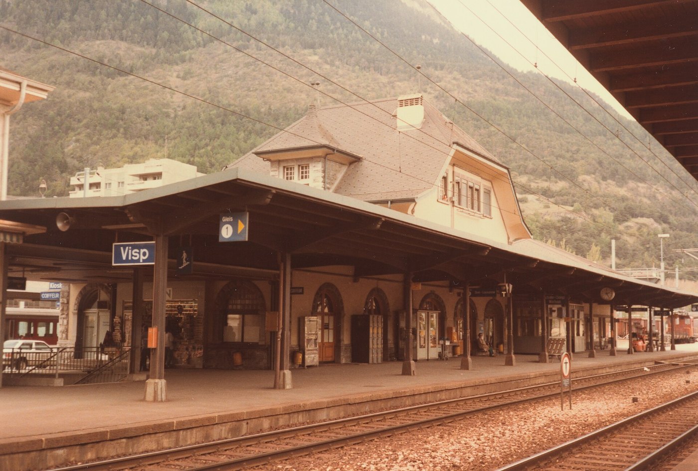 SBB Historic F 122 01148 002 Visp Bahnhof und Buffetgebaeude Bahnseite