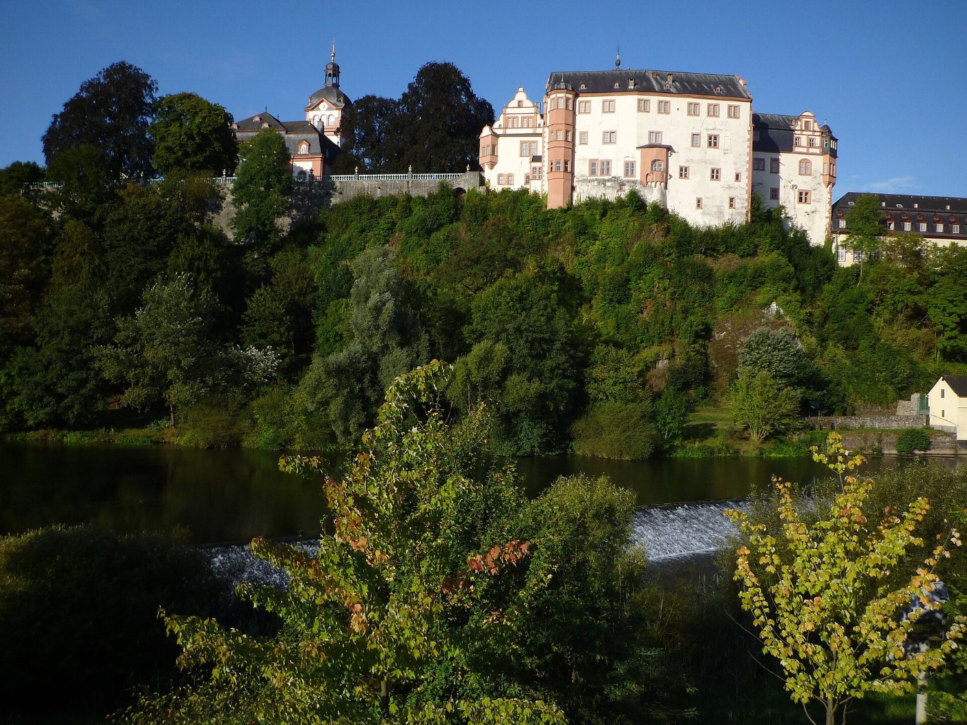Das Schloss Weilburg über der Lahn